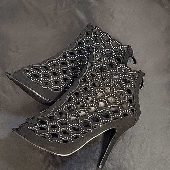 BRAND NEW FOREVER STUDDED CUT OUT DETAILS GLADIATOR SANDAL - Picture 9 of 16